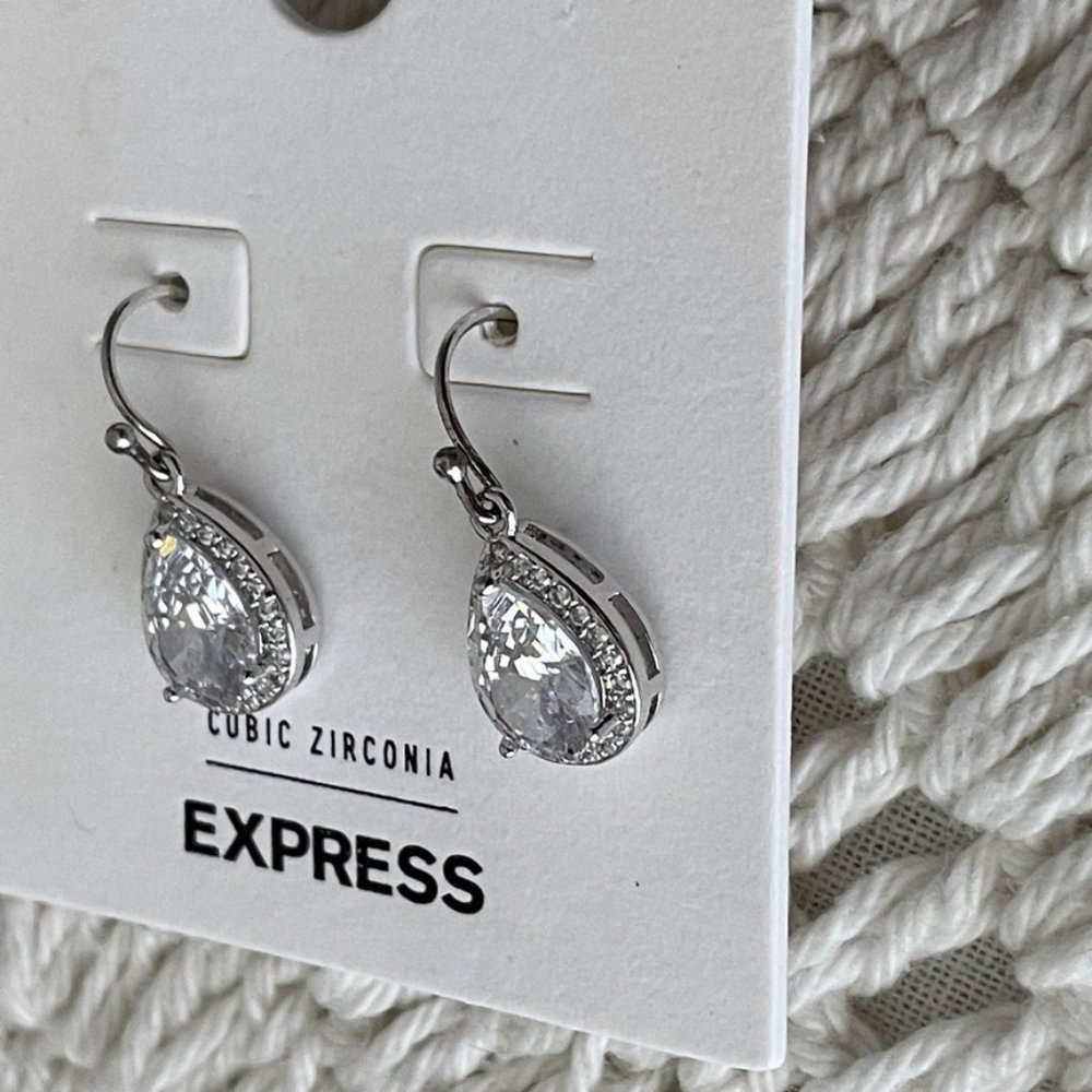 🌺 SOLD 🌺 NWT Silver Faux Diamond Earrings - Picture 5 of 7